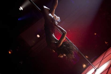 sarah martins nue|Sara Martins Pigalle Nuit S01E04 2009